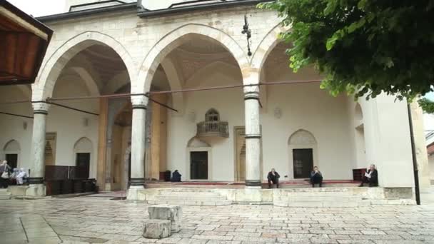 Peregrinos en la mezquita Bascarsija — Vídeos de Stock