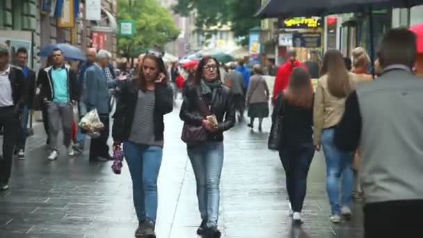 Mensen doorgeven van de voetgangers straat — Stockvideo