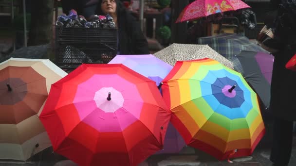 Kolorowe parasole przy ulicy — Wideo stockowe