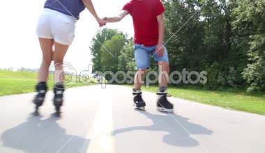 Güneşli bir kadın ve adam paten Parkı