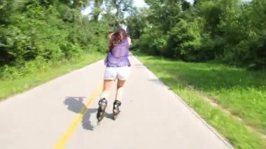 Genç çekici kadın paten