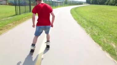 Genç yakışıklı adam paten Parkı