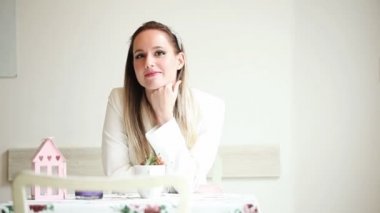 Kafede oturan ve gülümseyen güzel genç kadın