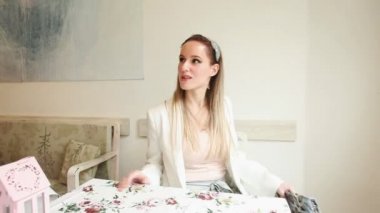 Güzel genç kadın bir restoranda sipariş