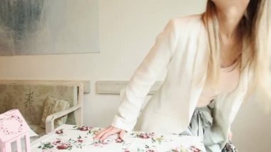 Güzel genç kadın bir restoranda sipariş