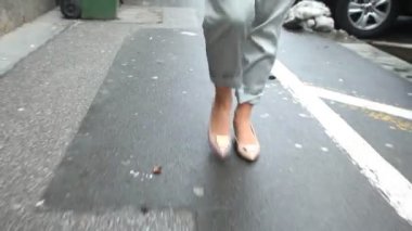 Sokakta yürüyen kadın ayakkabı