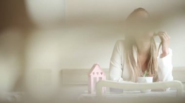 Kafede oturan ve gülümseyen güzel genç kadın