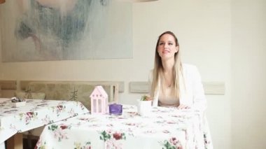 Bir kafede onu Tarih için bekleyen güzel genç kadın