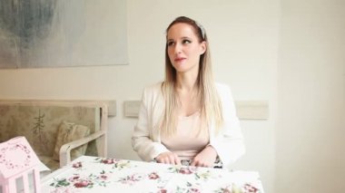 Bir Restoranda Bekleyen Güzel Genç Kadın