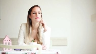 Kafede oturan ve bekleyen güzel genç kadın