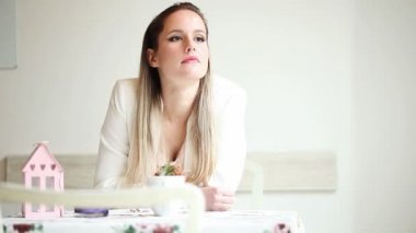 Kafede oturan ve bekleyen güzel genç kadın