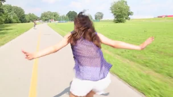 Young attractive woman rollerblading in park on a beautiful sunny day. — Stock Video