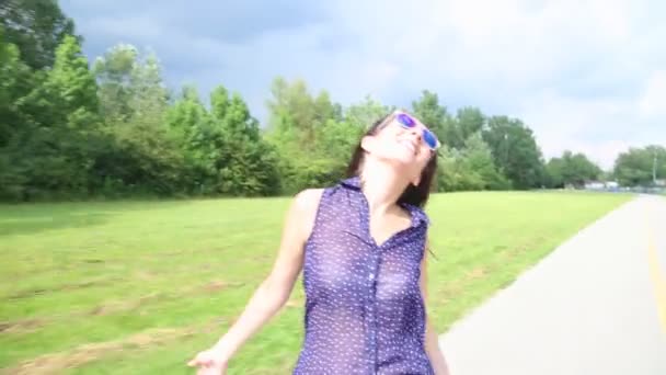 Joven mujer atractiva patinando en el parque — Vídeo de stock