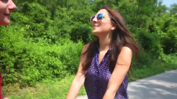 Woman and man rollerblading on a sunny day in park — Stock Video