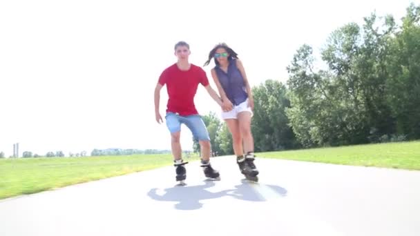 Happy young couple rollerblading — Stock Video