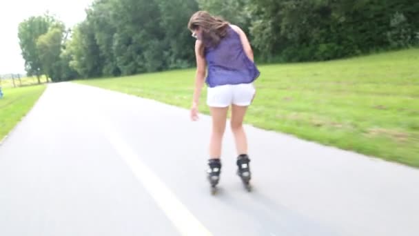 Young attractive woman rollerblading — Stock Video