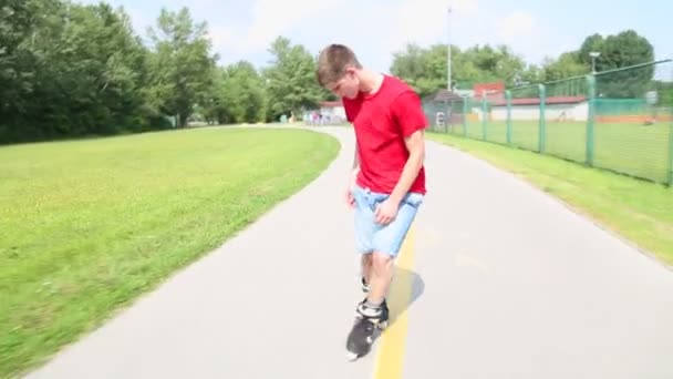 Fiatal jóképű férfi görkorcsolya-Park — Stock videók