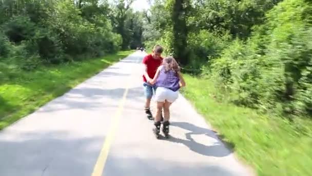 Happy νεαρό ζευγάρι rollerblading — Αρχείο Βίντεο