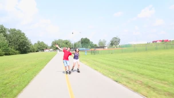 快乐的年轻夫妇溜旱冰 — 图库视频影像