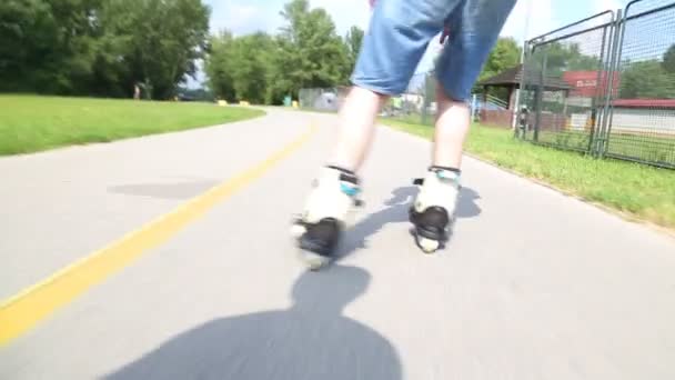 Young handsome man rollerblading in park — Stock Video
