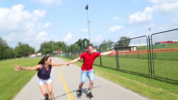 Jovem mulher e homem de patins — Vídeo de Stock