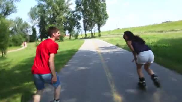 Jeune femme et homme roller — Video