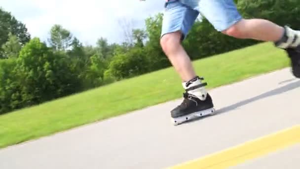 Young handsome man rollerblading — Stock Video