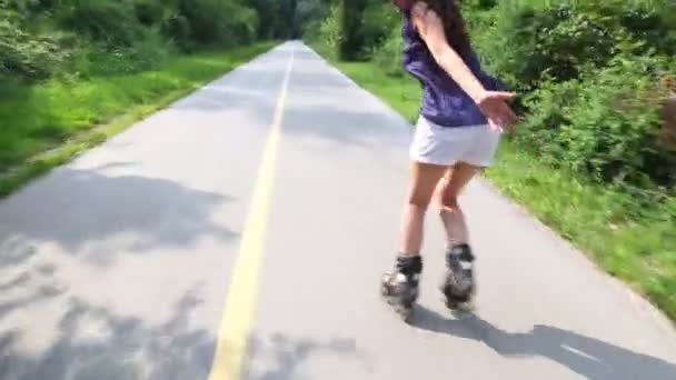 Young attractive woman rollerblading in park — Stock Video