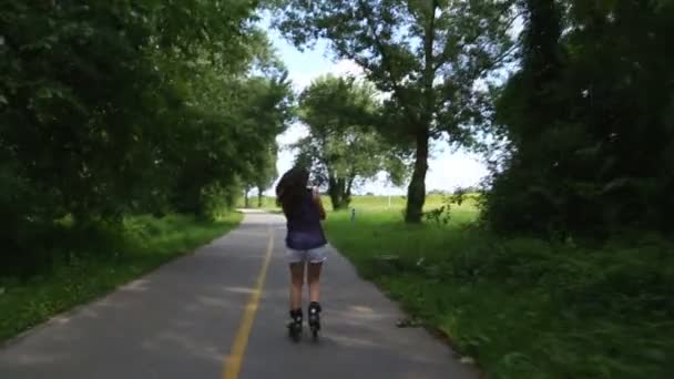 Young attractive woman rollerblading — Stock Video