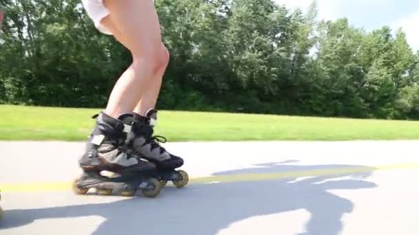 Glückliches junges Paar beim Rollerblading — Stockvideo