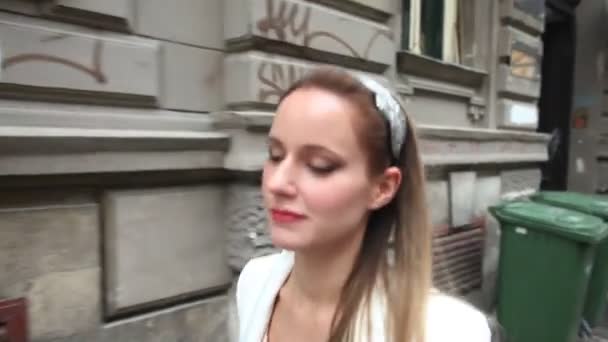 Красива молода жінка, що йде по вулиці — стокове відео