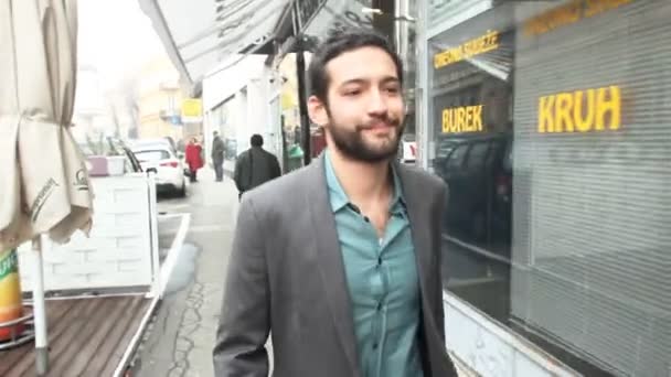 Красивый молодой человек заходит в ресторан — стоковое видео