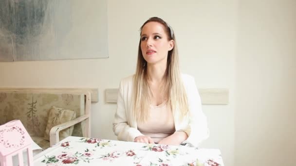 Belle jeune femme en attente dans un restaurant — Video