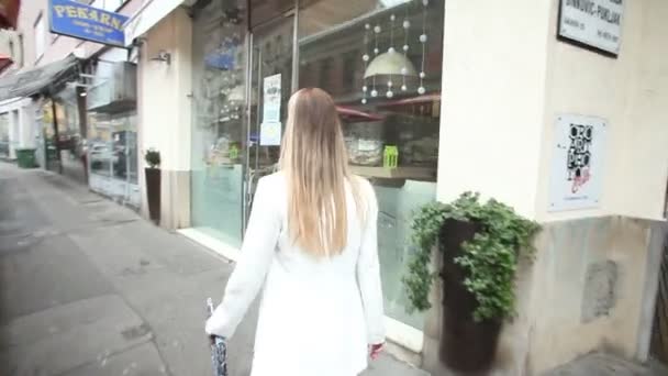 Mujer entrando en un restaurante — Vídeos de Stock