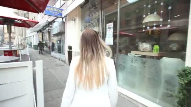 Kvinnan går in i en restaurang — Stockvideo