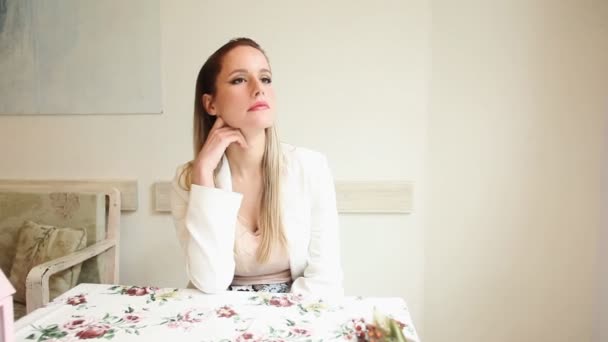 Hermosa joven esperando en un restaurante — Vídeos de Stock