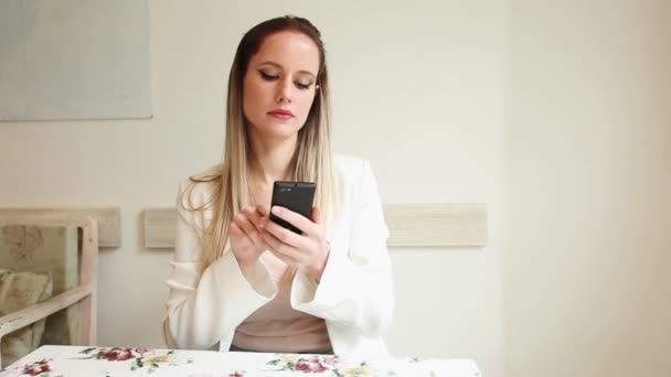 Belle jeune femme utilisant son smartphone — Video