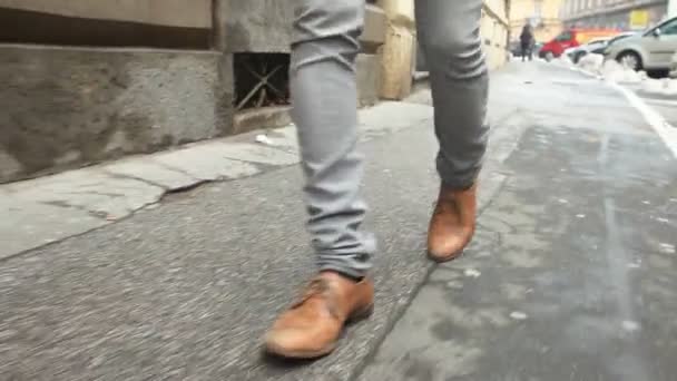 Männerschuhe laufen die Straße hinunter — Stockvideo