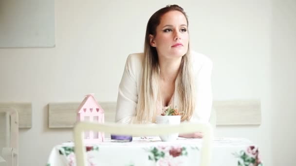 Mooie jonge vrouw zitten in het cafe en wachten — Stockvideo