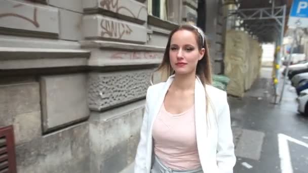 Piękna młoda kobieta idąca ulicą — Wideo stockowe