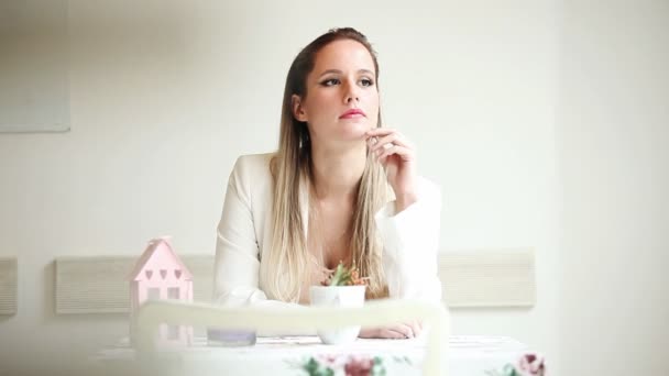 Hermosa joven sentada en el café y esperando — Vídeos de Stock