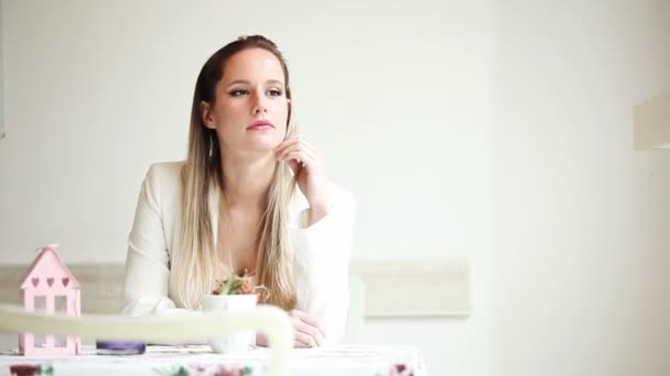 Hermosa joven sentada en el café y esperando — Vídeos de Stock