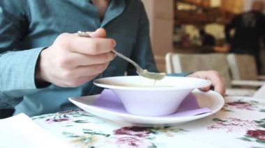 Man çorba restoranda yemek