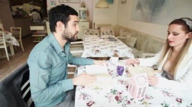 İki Restoran Menü okuduktan sonra