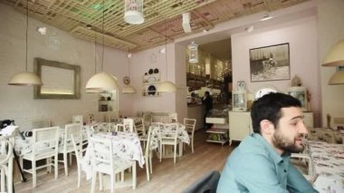 İki Restoran iç içinde