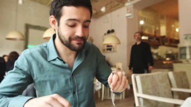 genç adam bir restoranda yemek