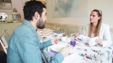 Çorba bir restoranda yemek Çift