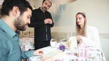 Bir çift gelen emir alan garson