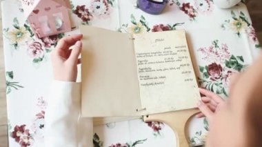 Menüyü okuyan kadın