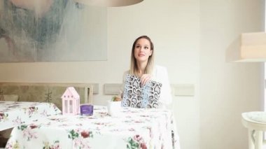 Bir kafede onu Tarih için bekleyen güzel genç kadın